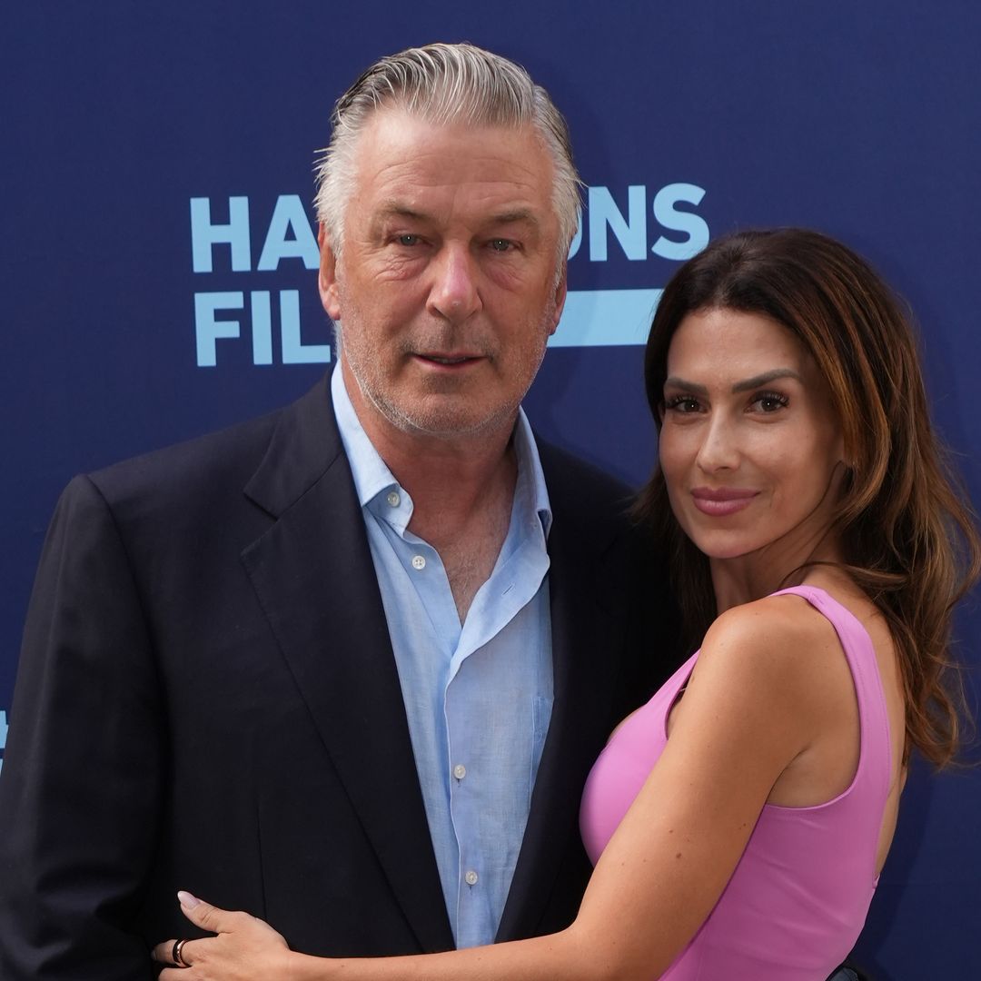  Alec Baldwin is forced to apologize to wife Hilaria following red carpet confrontation - watch