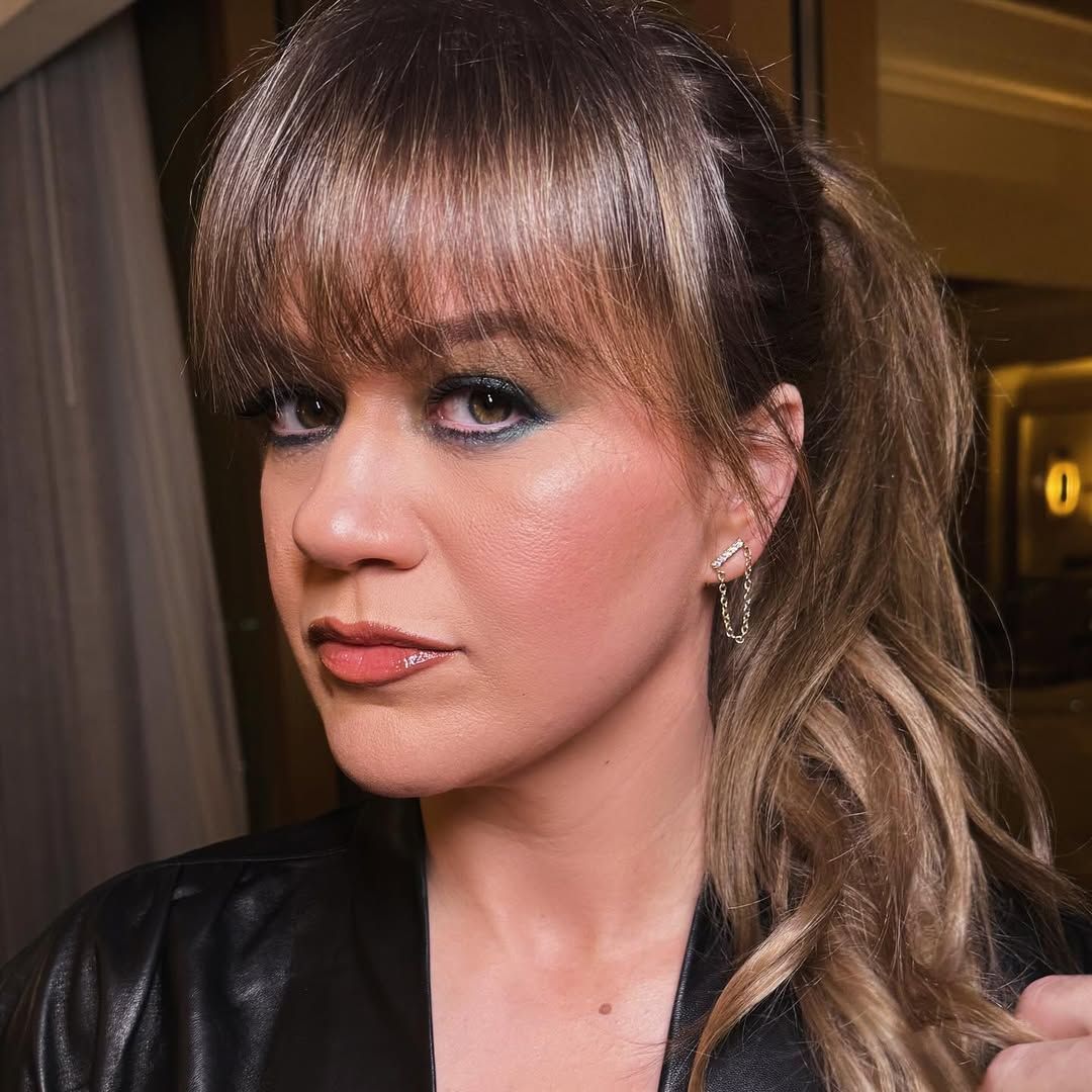 Kelly Clarkson 'doesn’t even own makeup' but these products keep her camera ready