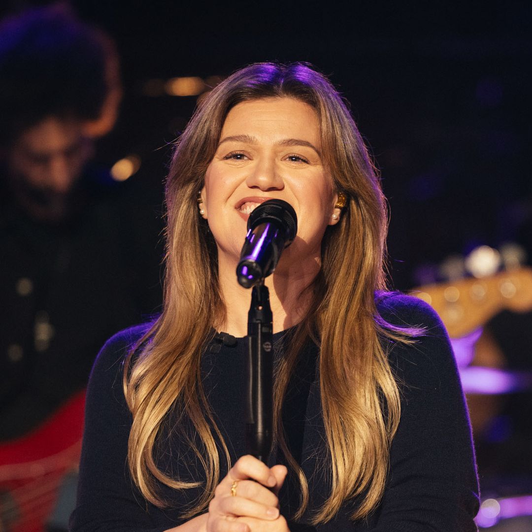 Kelly Clarkson's cryptic music tease sparks fan reaction