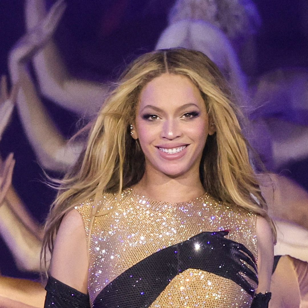 Beyoncé pays emotional family tribute in the middle of her show