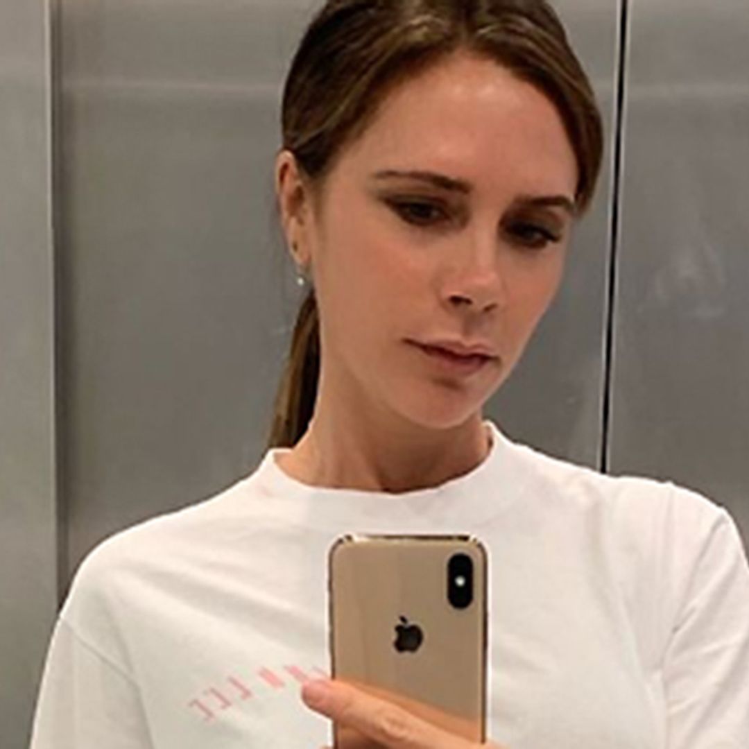 【VICTORIA BECKHAM】 message Tシャツ I'm Smiling On The Inside Slogan T-Shirt in Black – Victoria