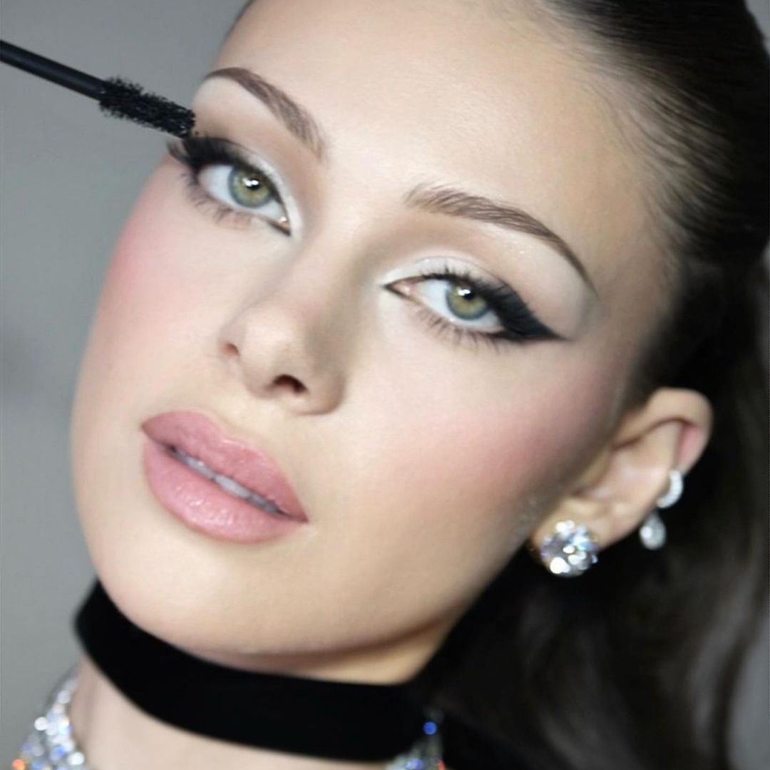 Nicola Peltz brings back a bizarre Y2K mascara trend