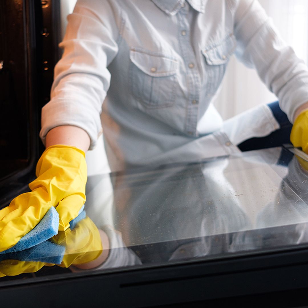 How to clean an oven like a pro