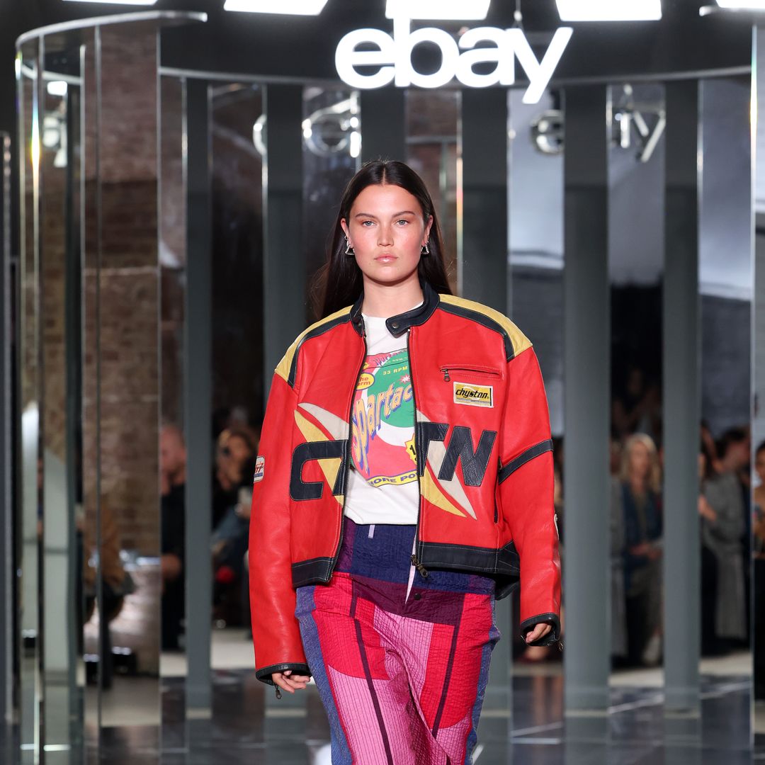 Le modèle marchera sur la piste sur la piste Ebay Innless, où Ebay a lancé la London Fashion Week. Il s'agit du premier spectacle pré-l'amour instantané à Kachette le 12 septembre 2024.