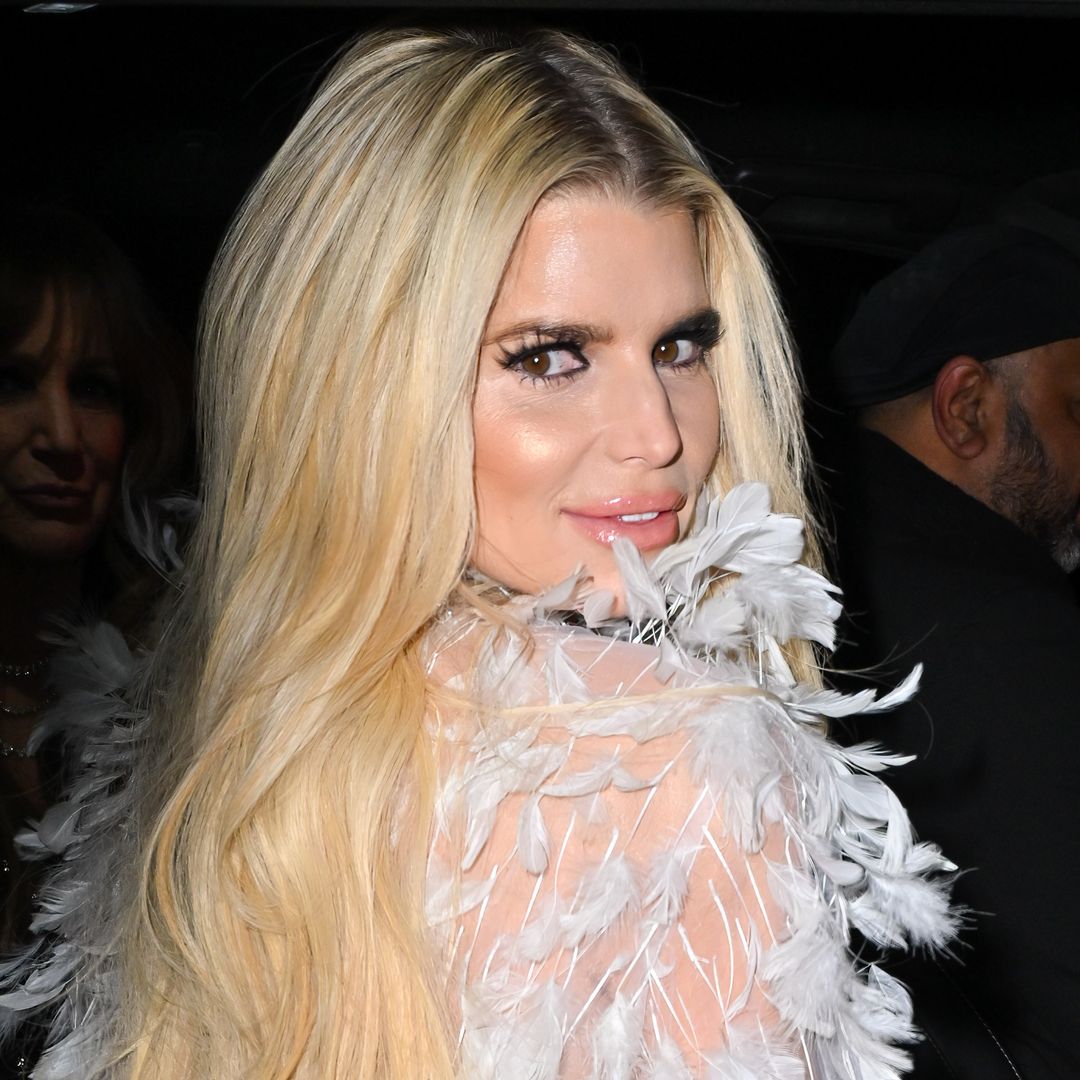 Jessica Simpson turns heads during return to stage after 15 year hiatus —  see video