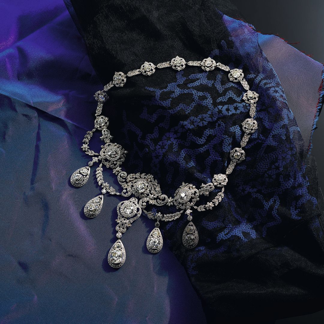 Kalung Wade dari arsip Tiffany dikenakan oleh Mia Goth di film tersebut